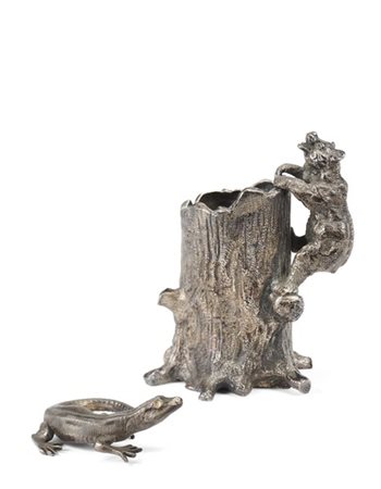 Arte russa, secolo XX. Lotto composto da un vasetto in argento in forma di orso