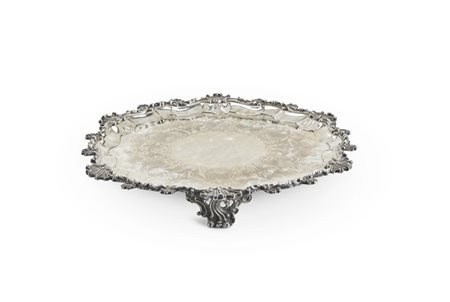 Salver in argento con bordo mosso decorato a valve di conchiglie e cavetto inci
