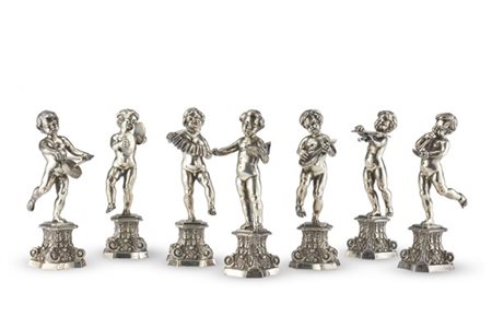 Gruppo di sette segnaposto in argento in forma di putti musicanti su capitelli.