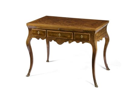 Scrivania da centro di forma mossa lastronata in radica di noce