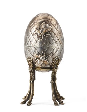 Uovo in argento in forma di favo con api in rilievo, base terminante a zoccoli