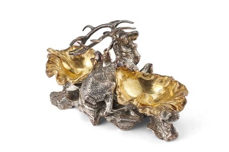 Saliera a forma di cervo in argento e argento dorato con due cucchiai (g 850) (