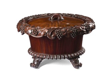 Wine cooler in piuma di mogano con coperchio e chiusura, bordura intagliata a t