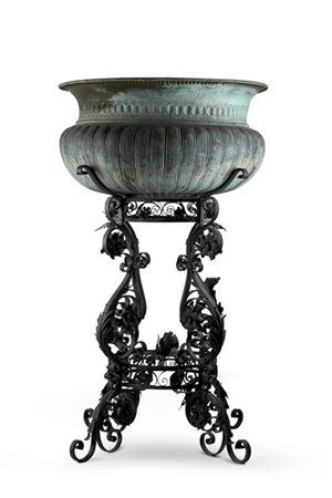 Grande fioriera con vasca in rame baccellato con base in ferro battuto traforat