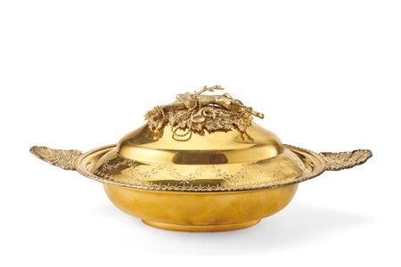 Zuppiera ovale biansata con coperchio in argento dorato, decoro a volute e fior