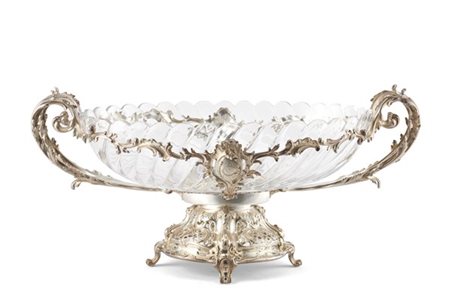 Centrotavola biansato in argento interamente decorato a volute fogliate e carti