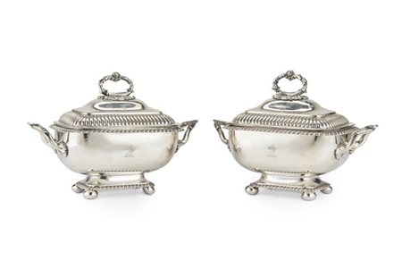 Coppia di piccole legumiere biansate con coperchio e vaschetta amovibile intern