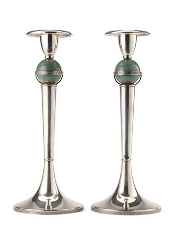Coppia di candelieri in argento con sfere in quarzo microcristallino. Milano, a