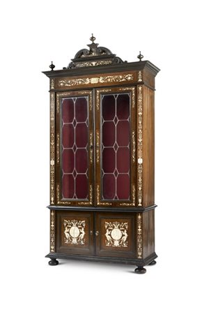 Vetrina impiallacciata e filettata in legni vari con profili ebanizzati, intera