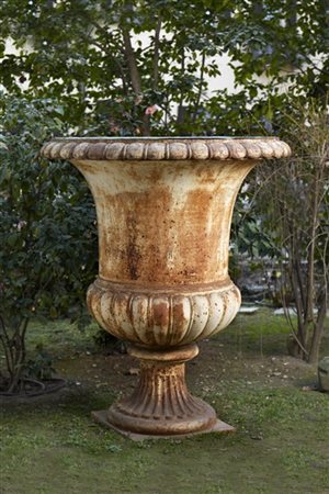 Due grandi vasi da esterno di forma medicea in ghisa con basi squadrate. Fine s