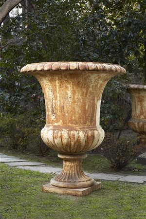 Due grandi vasi da esterno di forma medicea in ghisa con basi squadrate. Fine s