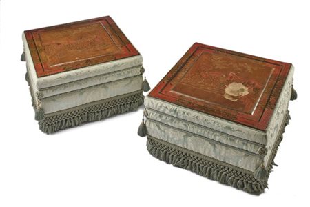 Coppia di tavolini da appoggio con piano in legno inciso e laccato decorato a c