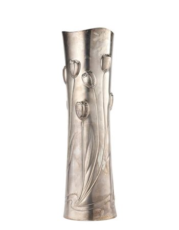 Grande vaso di fiori in argento a decoro Liberty con tulipani a rilievo. Palerm