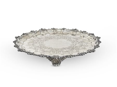 Salver in argento con bordo mosso decorato a valve di conchiglie e cavetto inci