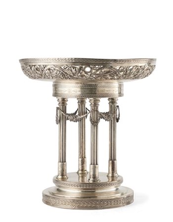 Centrotavola in argento con bordo traforato e cesellato a vite e uva. Cestino s