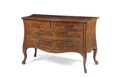 Cassettone a balestra di forma mossa e bombata lastronato in noce e radica di n