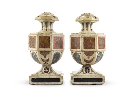 Coppia di vasi in marmo bianco con intarsi in marmi policromi, corpo sfaccettat