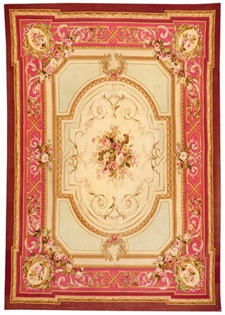 Tappeto Aubusson, Francia, secolo XIX. Decoro con bouquet di fiori al centro su