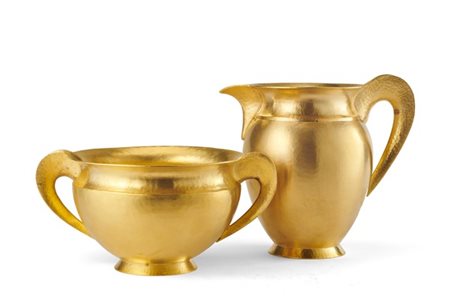 Versatoio con vaso biansato in argento vermeil martellato. Firenze. Argentiere