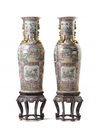 Coppia di grandi vasi in porcellana policroma Canton decorati con motivi florea