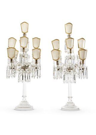 Manifattura Baccarat (?), secolo XX. Coppia di girandoles in cristallo incolore