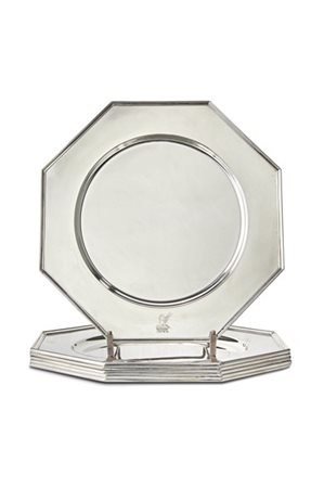 Lotto composto da sei piatti ottagonali in argento a corpo liscio (d. cm 27) (g