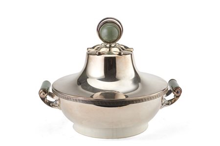 Zuppiera biansata in argento con coperchio decorato a greche nel profilo e fogl