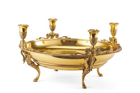 Centrotavola in argento dorato con bordo decorato a palmette, quattro porta can