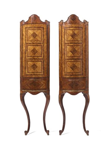 Coppia di angoliere ad un'anta lastronate in bois de rose e palissandro, filett