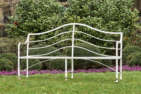 Divano in ferro verniciato bianco con bordure scanalate, piedi ferini (cm 205x1