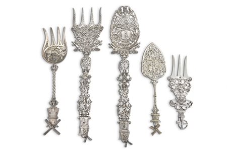 Lotto composto da cinque posate in argento riccamente inciso e traforato, prese