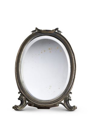Specchiera ovale da tavolo con cornice in argento sormontata da nastro inciso "