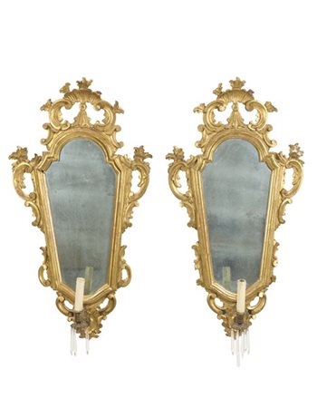 Coppia di ventole a una luce in legno intagliato, traforato e dorato decorate a