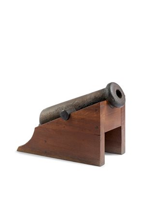 Cannone in ferro da spalto di marina, produzione europea, secolo XVII (L. cm 54