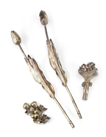 Lotto composto da quattro oggetti diversi in argento con decoro floreale (g 730