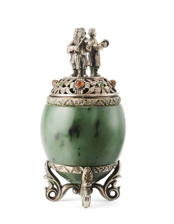 Uovo in nefrite con ghiera traforata e decorata a elementi stilizzati e cabocho