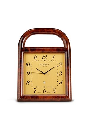 HERMES PARIS
Pendoletta da scrivania in metallo dorato e lacca. Quadrante dorat