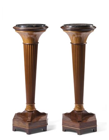 Coppia di piedistalli lastronati in ciliegio, piano in marmo nero incassato, so