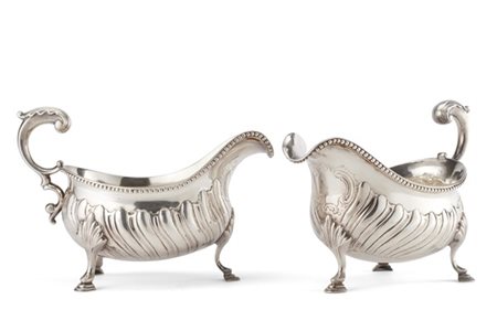 Coppia di salsiere in argento con corpo baccellato e profilo perlinato, sostegn