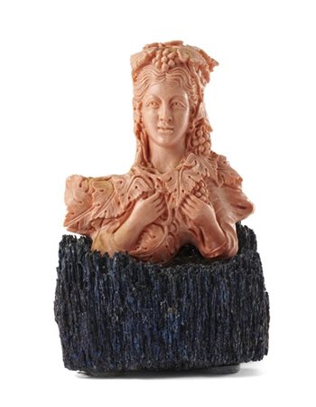 Francois Loffredo, Napoli, secolo XX. Figura femminile in corallo montata su ba
