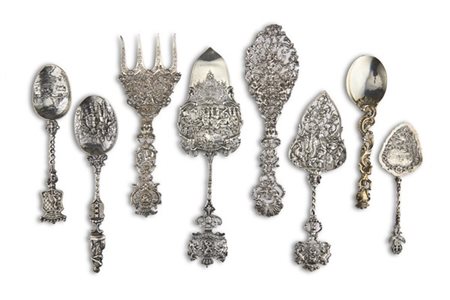 Lotto composto da otto posate in argento riccamente inciso,traforato e decorato