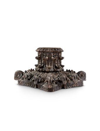 Antico capitello in legno intagliato con decoro a volute fogliate (cm 70x60) (d