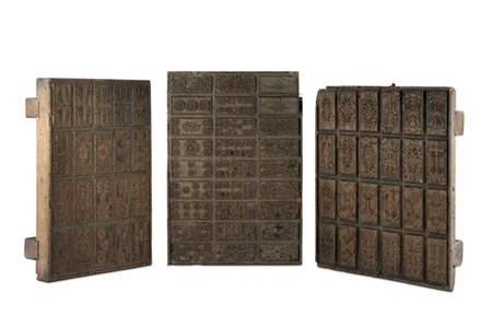 Arte del secolo XIX. Lotto composto da tre matrici di legno per carte da gioco
