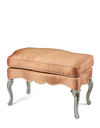 Panchetto in legno laccato a fiori e foglie, gambe mosse, seduta in tessuto. Se