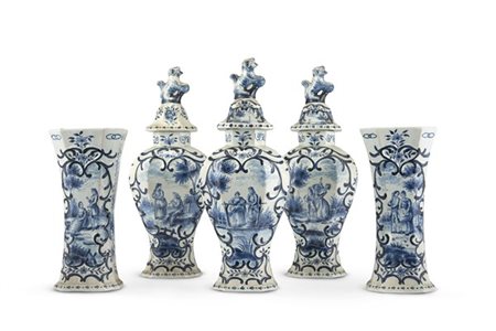 Manifattura di Delft, secolo XIX. Guarnitura da camino, composta da tre potiche