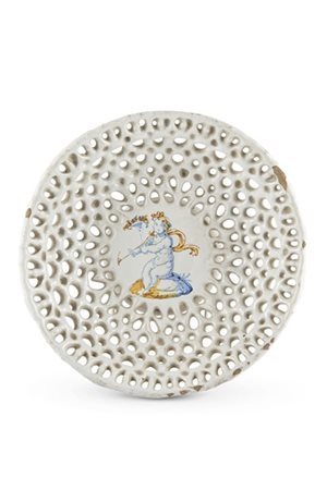 Manifattura di Faenza, fine secolo XVI. Crespina traforata in maiolica bianca d