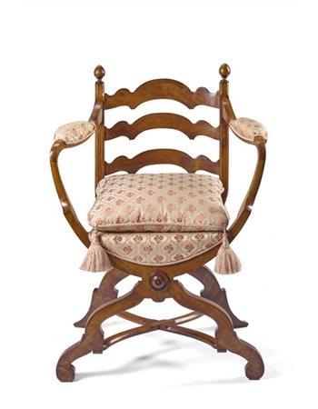 Poltroncina in mogano con schienale a listelli, braccioli mossi terminanti a pi