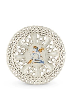 Manifattura di Faenza, fine secolo XVI. Crespina in maiolica bianca traforata d