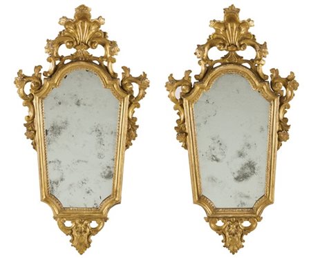 Coppia di specchiere in legno intagliato e dorato con cimasa traforata decorata