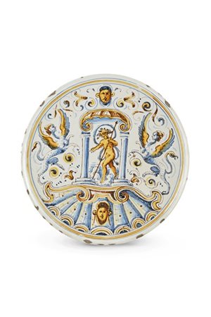 Manifattura di Faenza, inizio secolo XVII. Alzata in maiolica decorata in polic